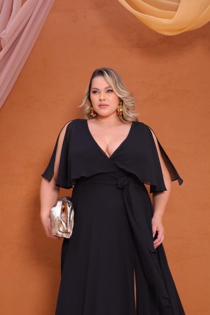 Vestido longo preto plus size com manga capa e fenda - REF 1391C
