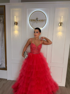 Vestido longo vermelho com corpete bordado e saia em camadas de tule