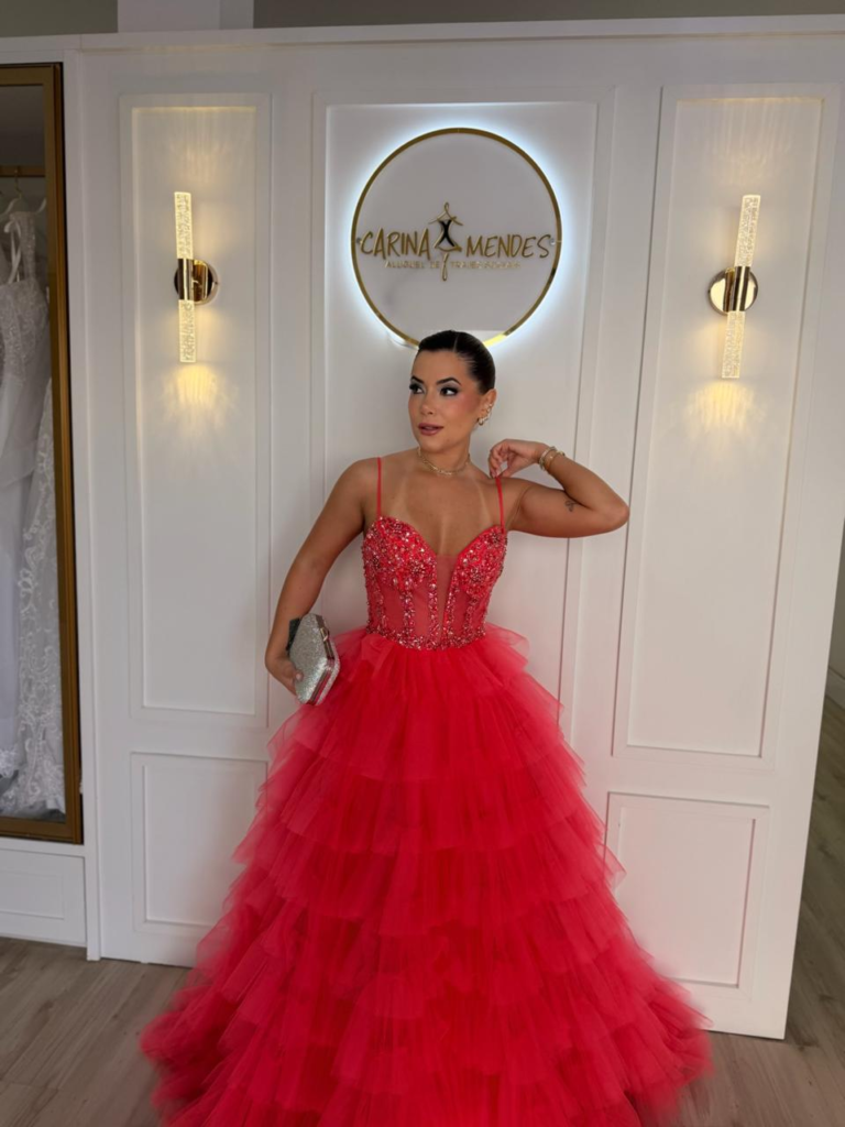 Vestido longo vermelho com corpete bordado e saia em camadas de tule