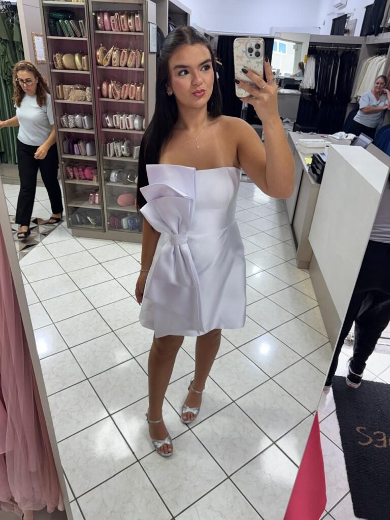 Vestido curto de noiva branco com laço lateral