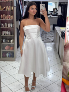 Vestido midi de noiva branco tomara que caia
