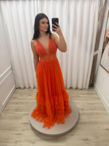 Vestido Longo Laranja com Decote Profundo, Bordados e Babados – 1976R