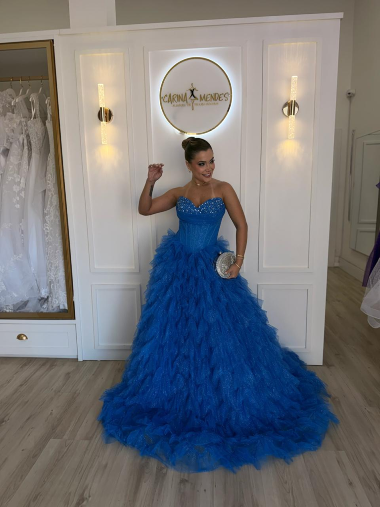 Vestido longo azul royal tomara que caia com corpete bordado e saia em babados