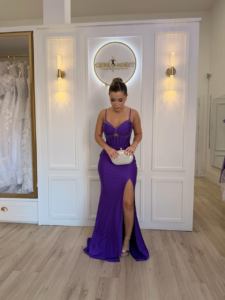 Vestido longo roxo com corpete bordado, recorte e fenda