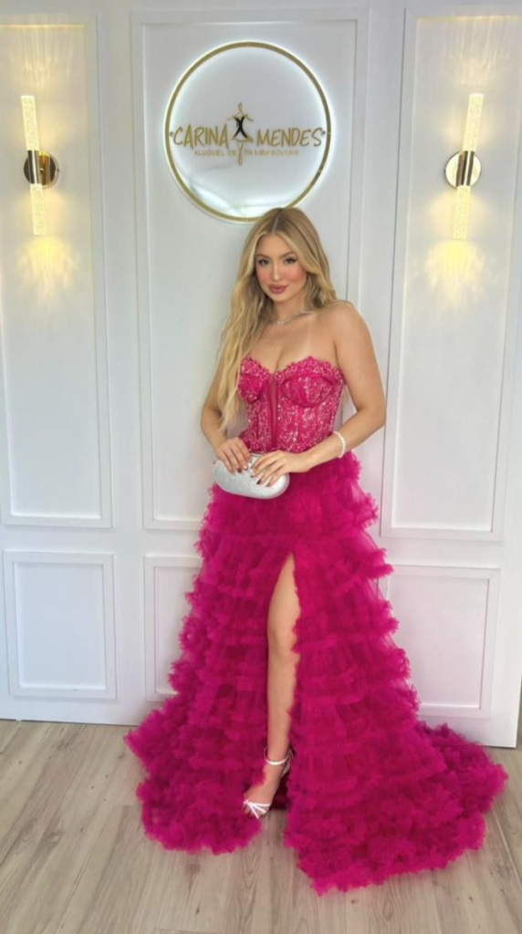 Vestido longo pink tomara que caia com corpete bordado e saia em babados