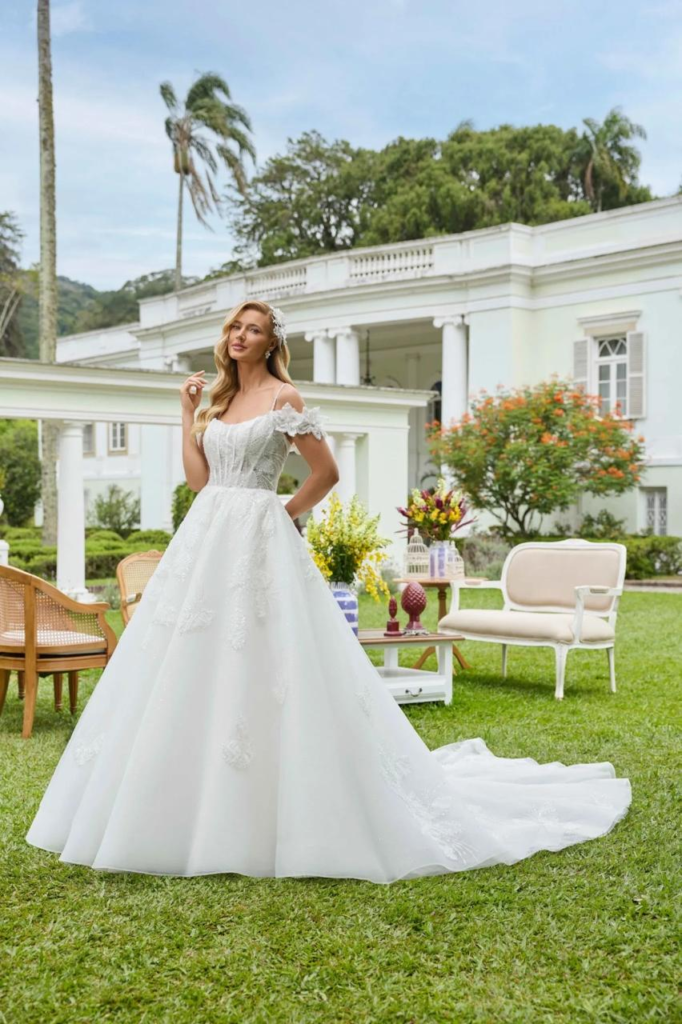 Vestido de noiva princesa com aplicações florais e cauda - REF 3532J