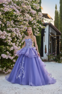 Vestido de debutante lavanda com babados e corpete bordado