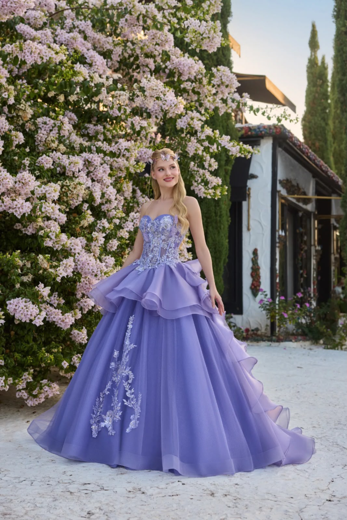 Vestido de debutante lavanda com babados e corpete bordado