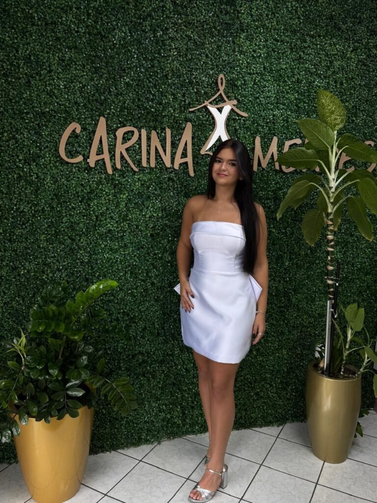 Vestido curto de noiva branco com laço