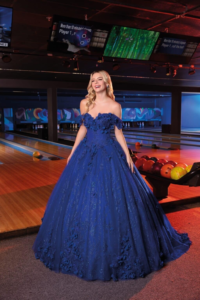 Vestido de debutante azul royal com flores