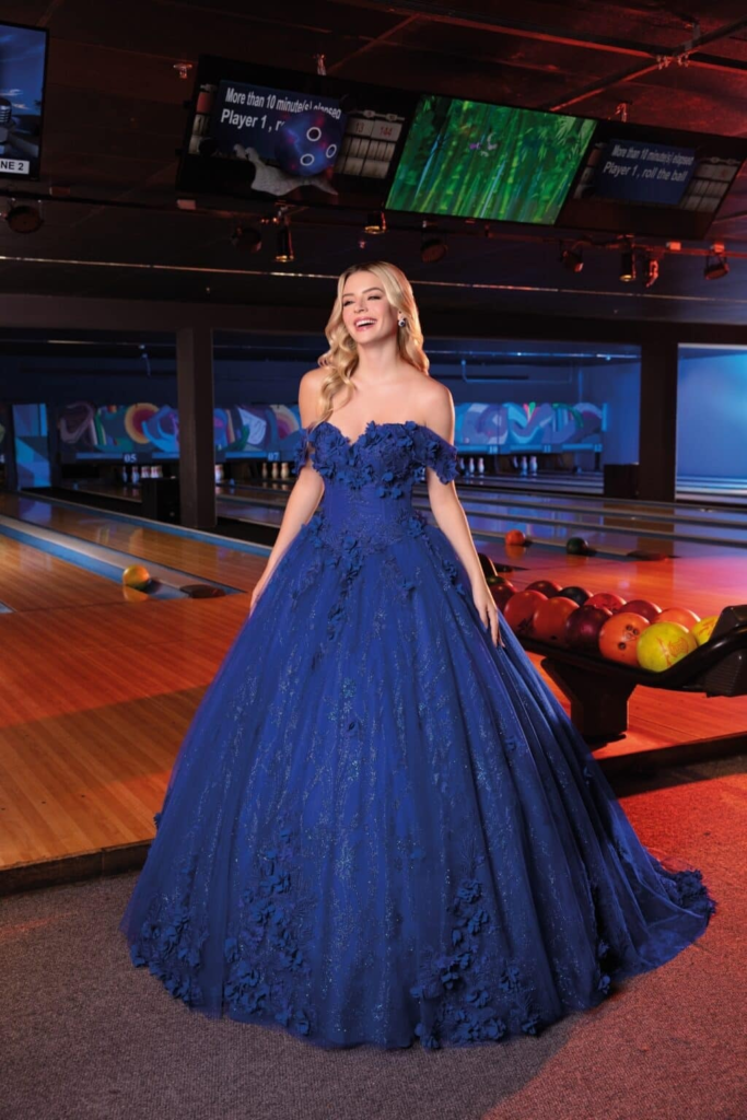 Vestido de debutante azul royal com flores