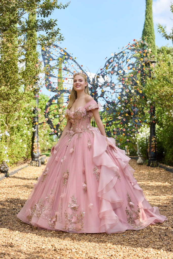 Vestido de debutante rosa com babados e bordados dourados
