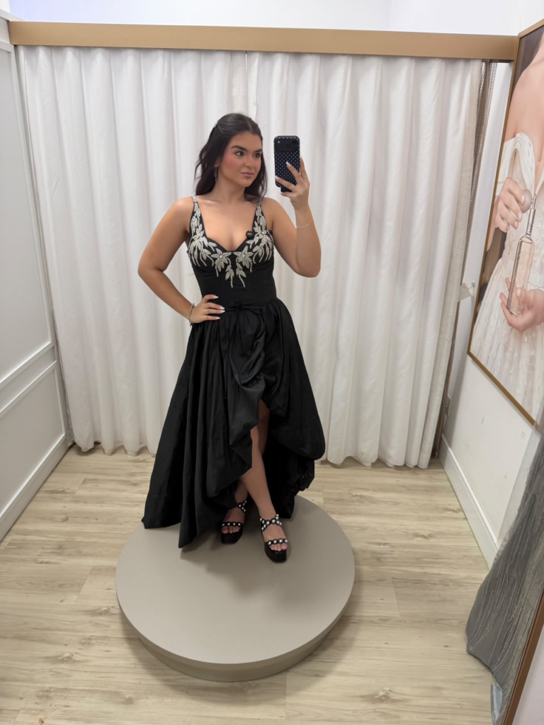 Vestido longo preto com corpete bordado e saia assimétrica