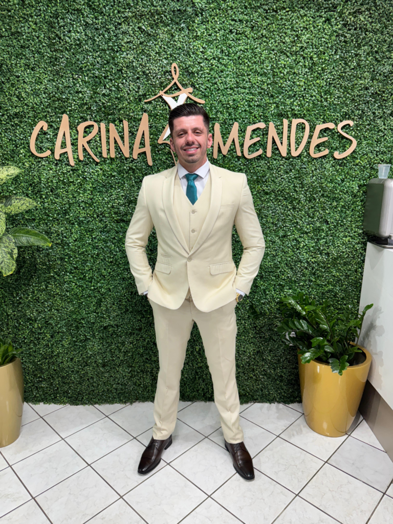 Terno masculino off-white slim de três peças – corpo inteiro
