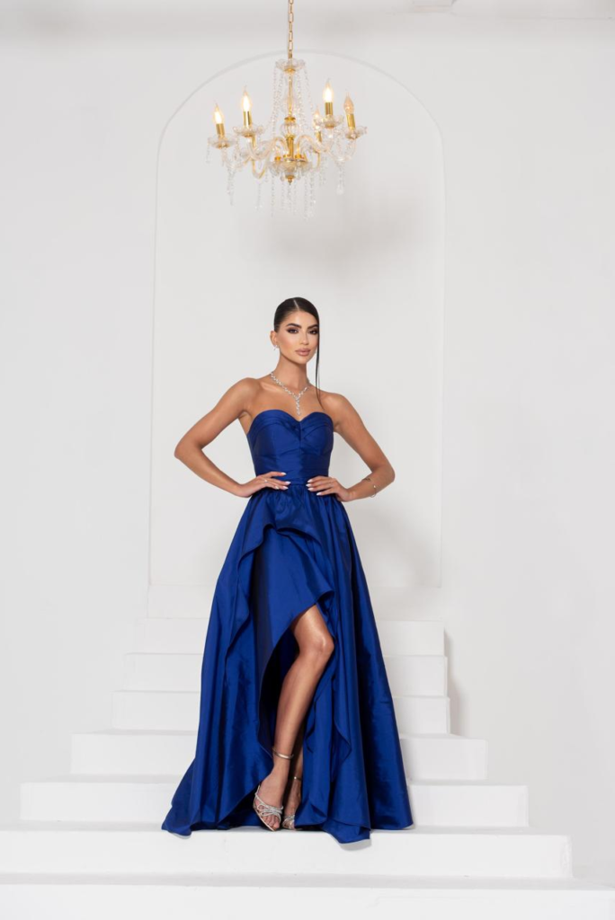 Vestido longo azul acetinado tomara que caia com saia assimétrica