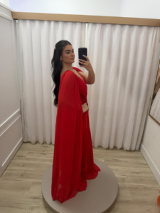 Vestido Longo Vermelho com Decote em V, Bordado e Capa – 1975R