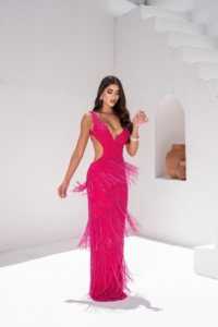 Vestido longo pink bordado com recortes laterais e franjas