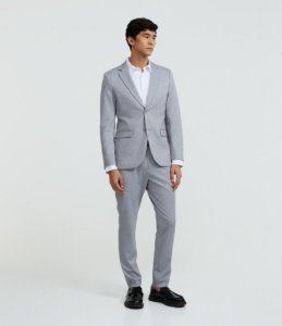 Terno masculino cinza-claro slim de alfaiataria – corpo inteiro