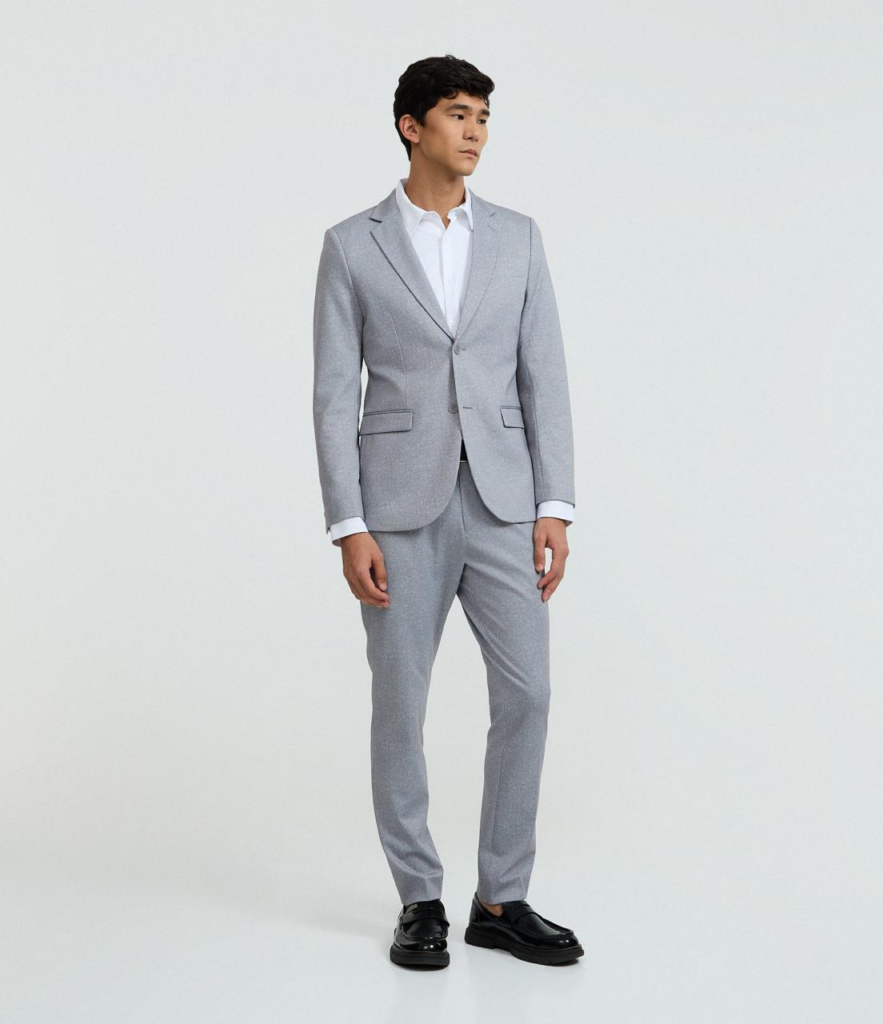 Terno masculino cinza-claro slim de alfaiataria – corpo inteiro