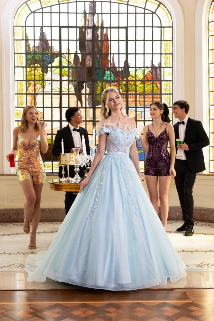 Vestido de debutante azul claro com plumas