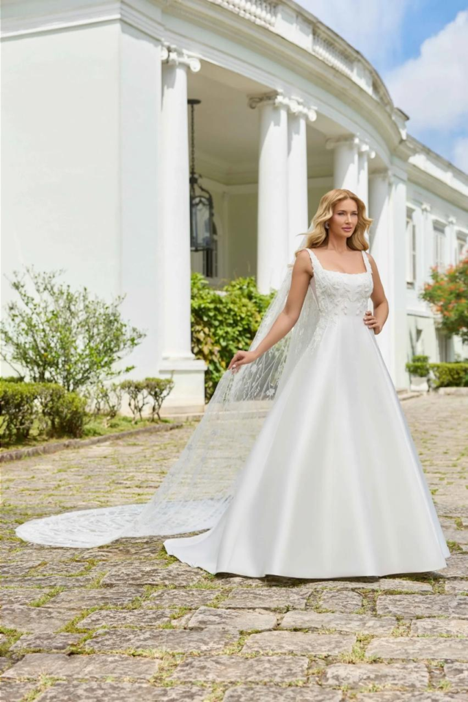 Vestido de noiva princesa em cetim com corpete bordado e cauda - REF 3529J