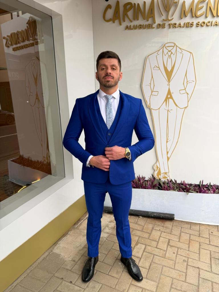 Terno masculino azul royal slim com colete – corpo inteiro