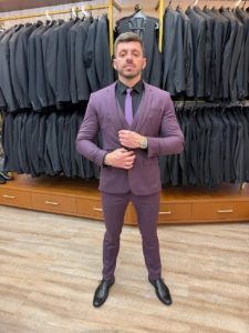 Terno masculino roxo uva slim com colete – corpo inteiro