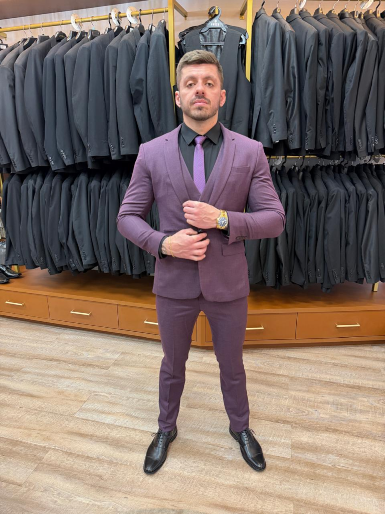 Terno masculino roxo uva slim com colete – corpo inteiro